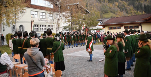 Abfeuern der Ehrensalve für die Ehrengäste beim 60 Jahr Jubiläum